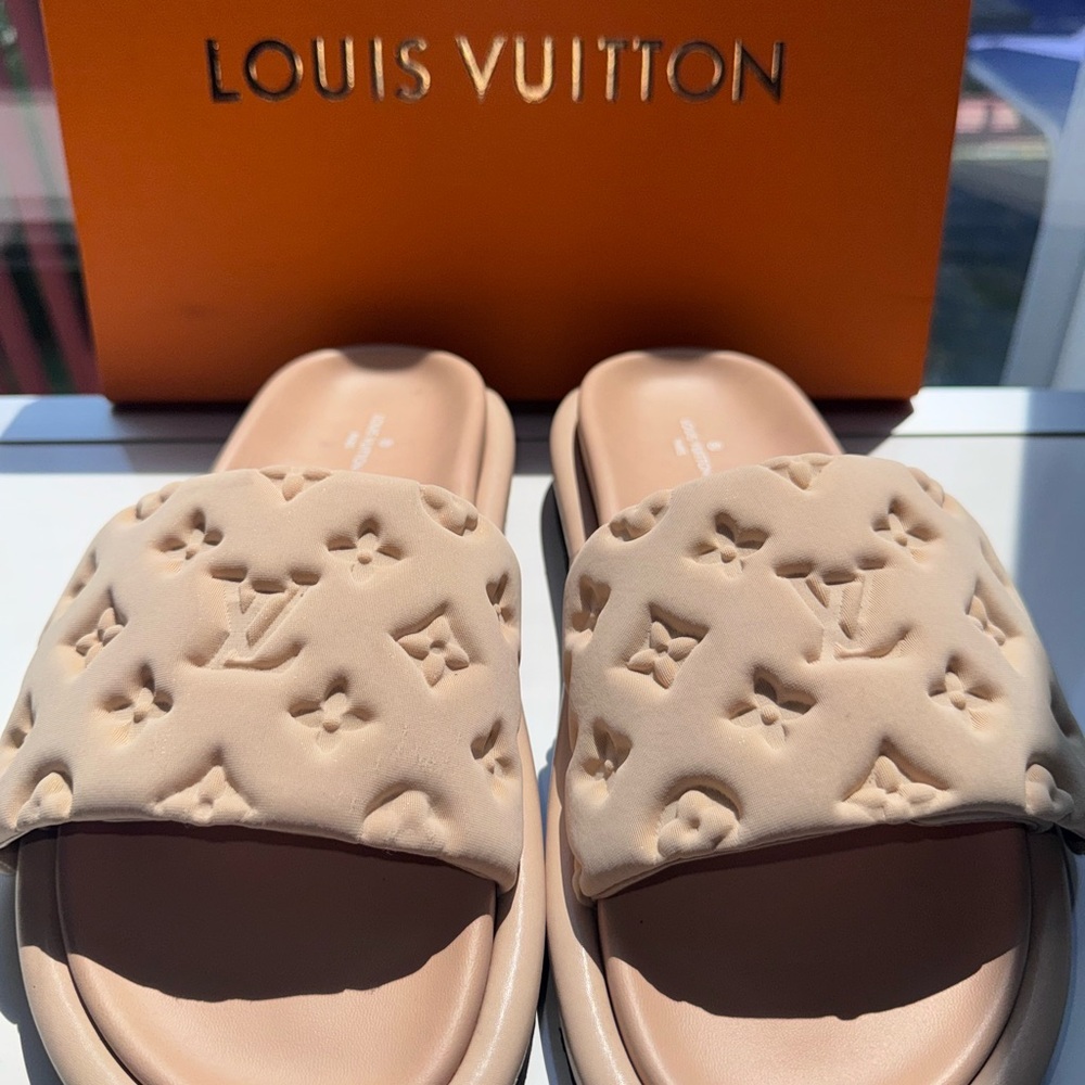Brand new sophisticated sandals with Velcro strap for adjustments